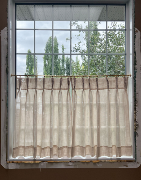 Kain tenun sebagai tirai